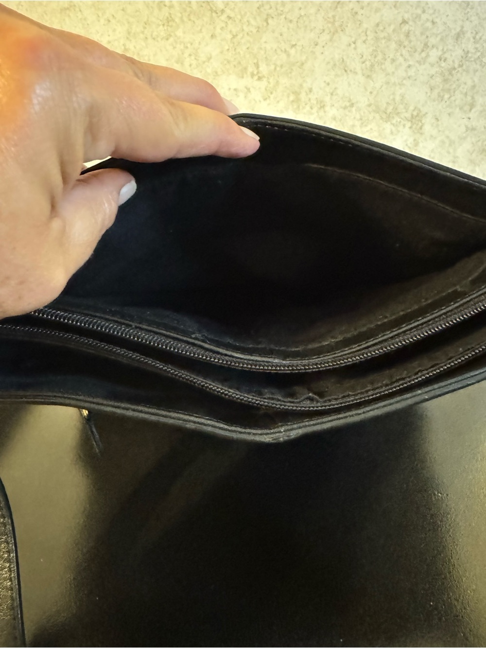 Etienne Aigner Vintage Black Leather Crossbody Bag with Gold Accent - Picture 7 of 8